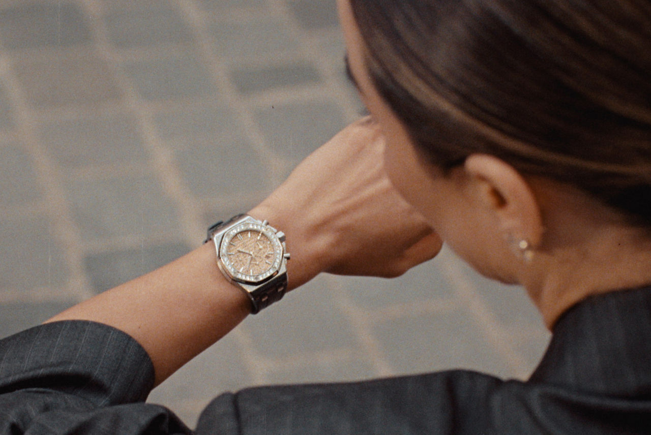 Modelo con un reloj Royal Oak Offshore