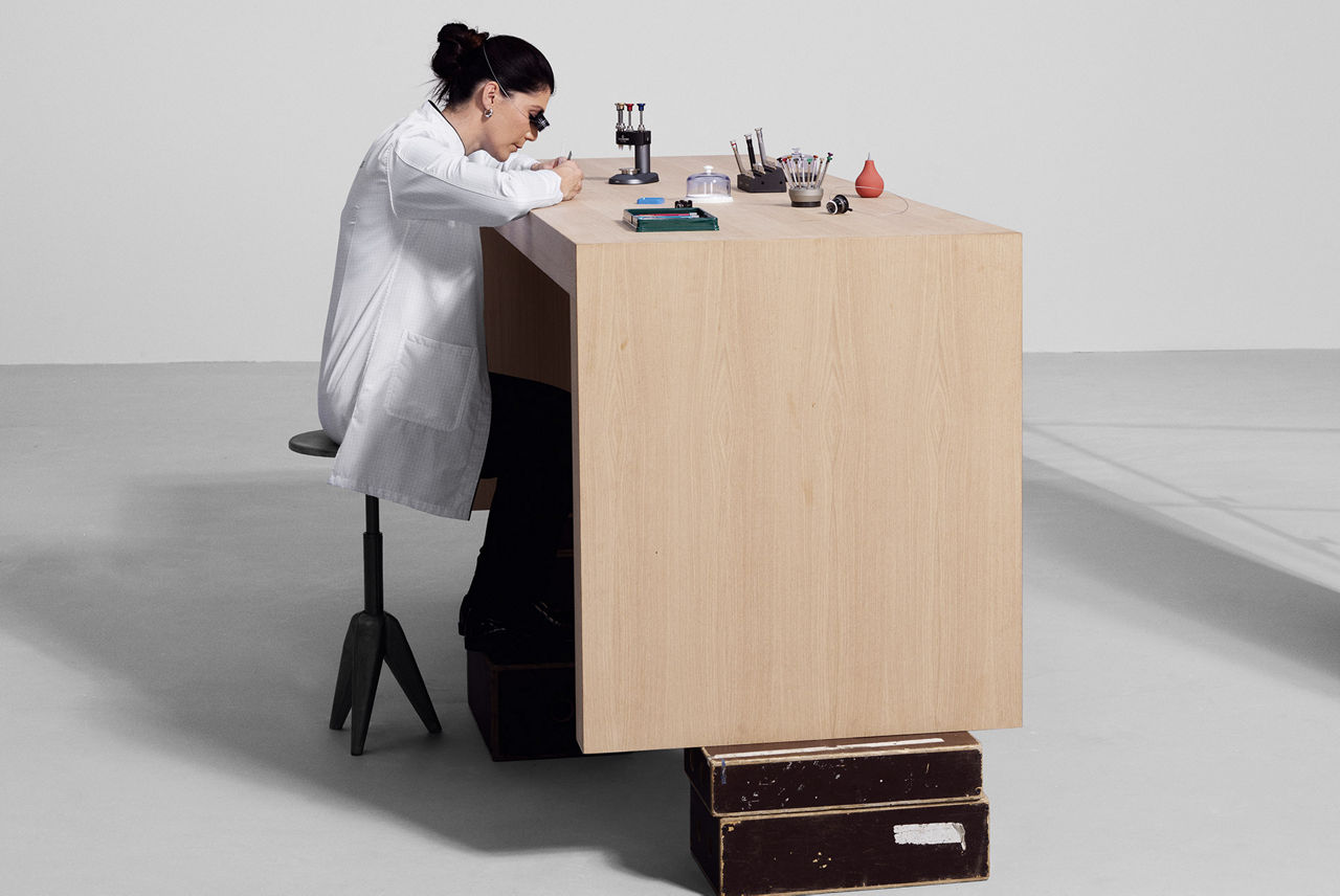 Un horloger travaille dans un atelier