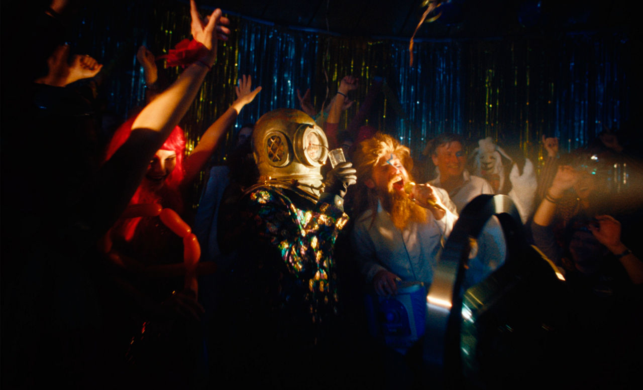 ダイバーと祝いあう人々