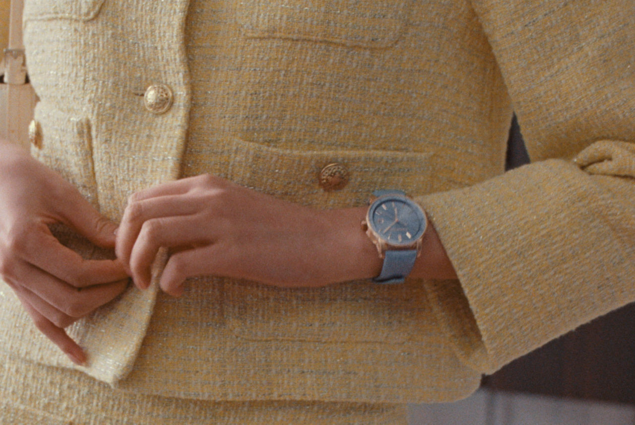 Modelo con un reloj Code 11.59 by Audemars Piguet.