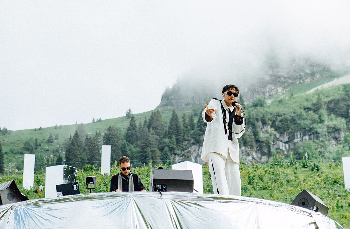 Grupo musical THe LYONZ en concierto en las montañas