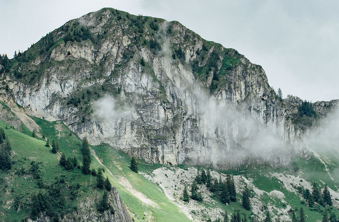 Paisaje montañoso con niebla