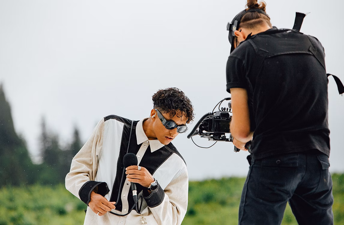 Grupo musical THe LYONZ en concierto en las montañas