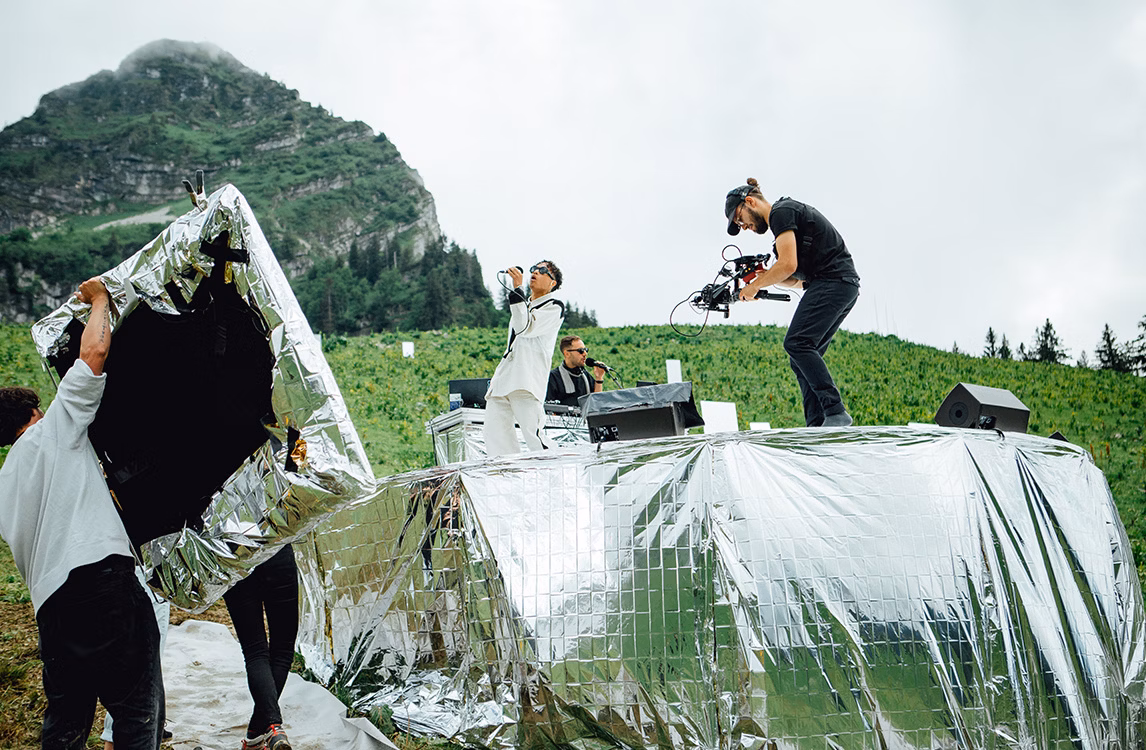 Grupo musical THe LYONZ en concierto en las montañas