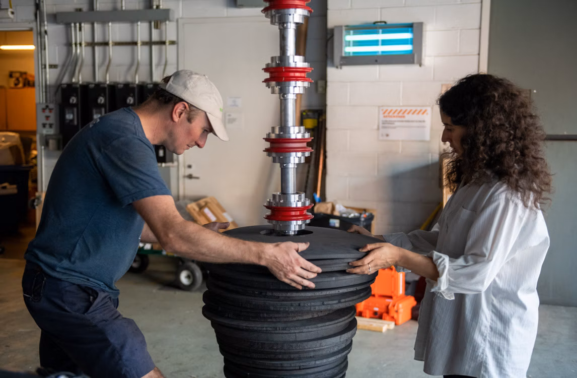 L'artiste Meriem Bennani accompagnée de Jordan Benke, Directeur de la production de High Line Art, travaillant dans l'atelier de la High Line