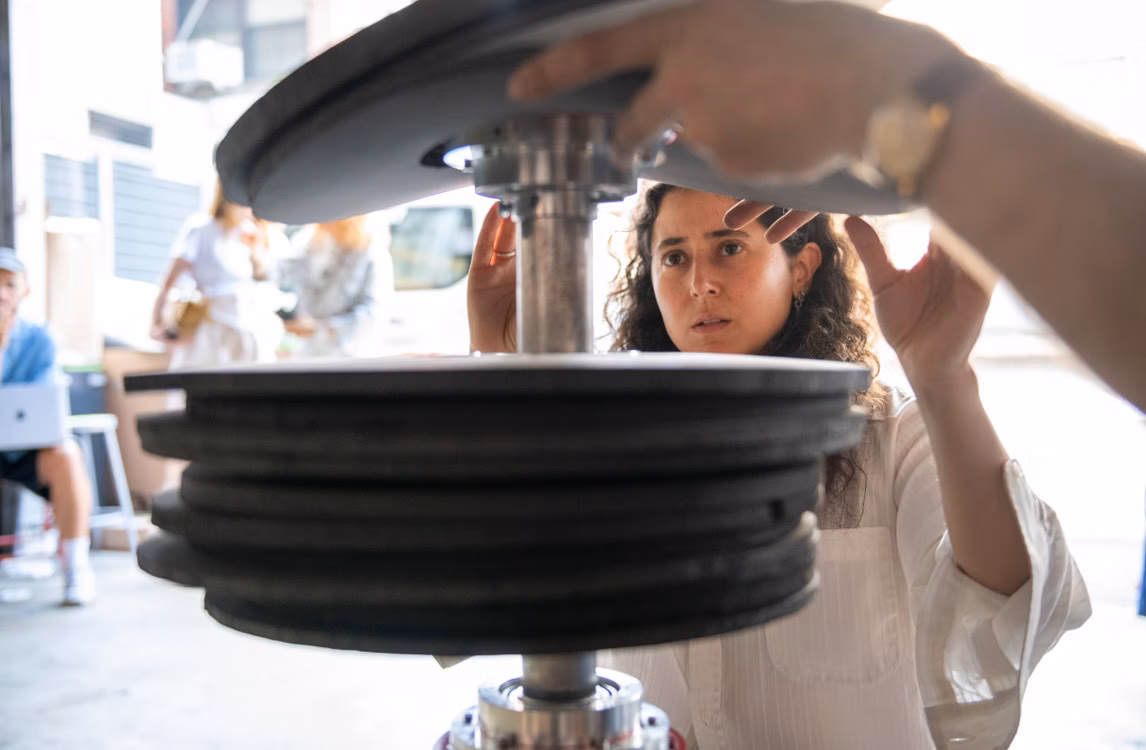L'artiste Meriem Bennani travaillant dans l'atelier de la High Line