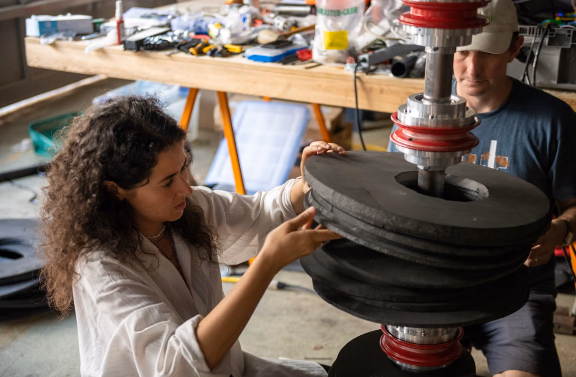 L'artiste Meriem Bennani accompagnée de Jordan Benke, Directeur de la production de High Line Art, travaillant dans l'atelier de la High Line