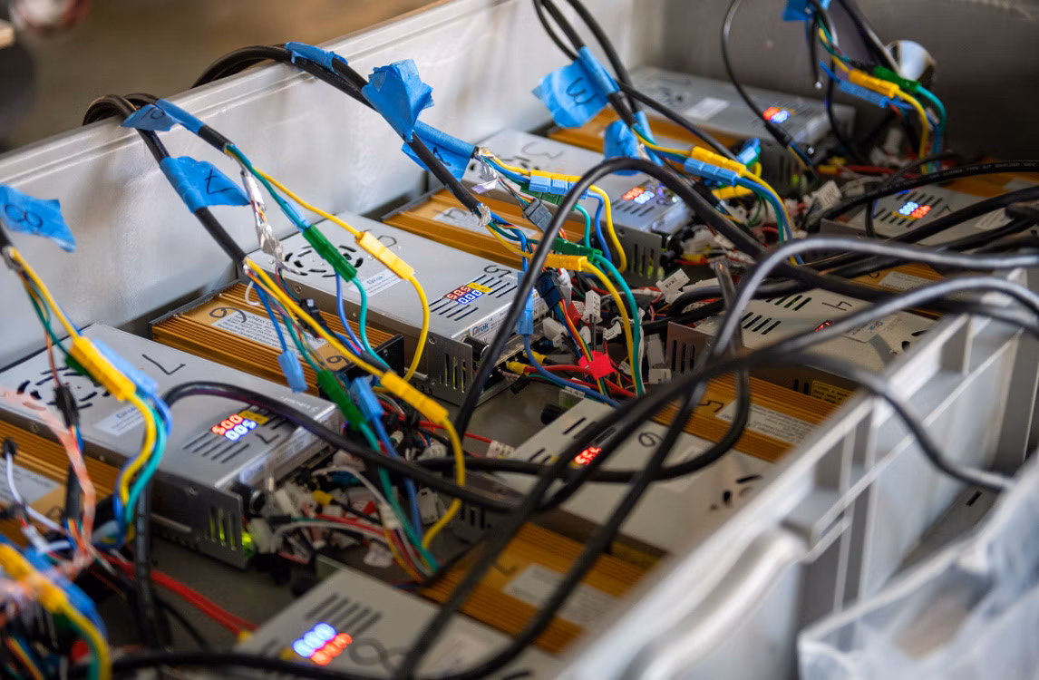 Système électrique de l'œuvre "Windy", signée Meriem Bennani