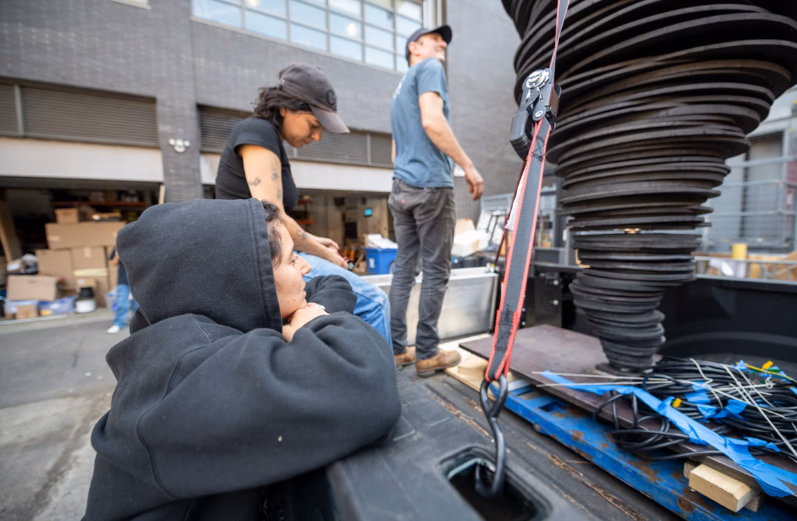 L’équipe de production déplace l'œuvre "Windy" de Meriem Bennani (2022) vers la 24e rue de la High Line