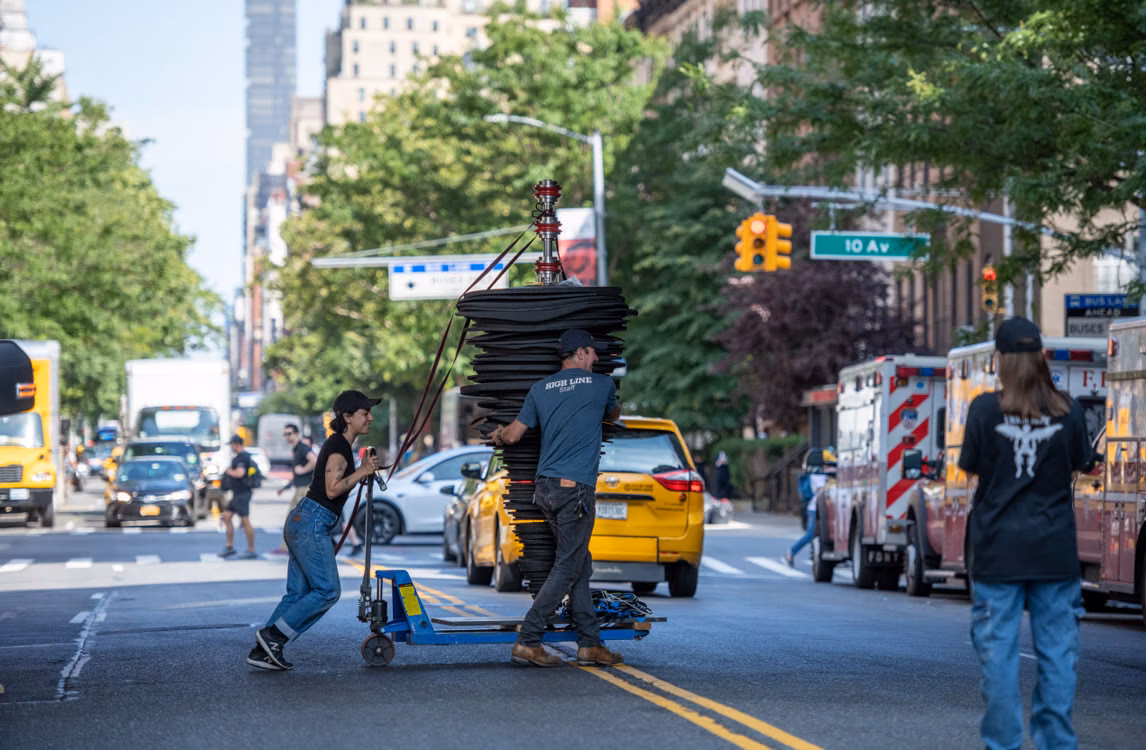 L’équipe de production déplace l'œuvre "Windy" de Meriem Bennani (2022) vers la 24e rue de la High Line
