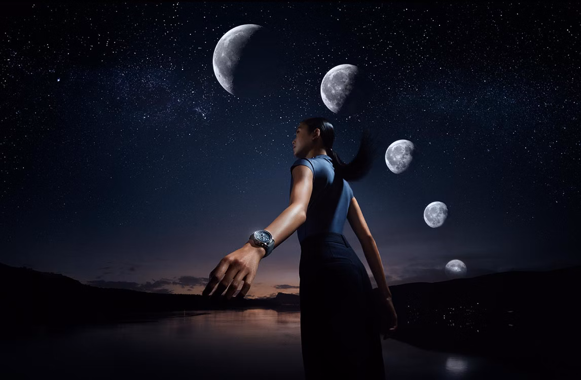 CODE 11.59 バイ オーデマ ピゲ ウォッチを着用したモデル