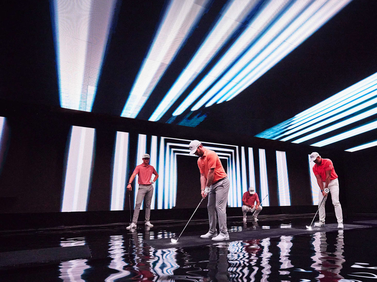 Golfisti che giocano in uno studio con un DJ sullo sfondo