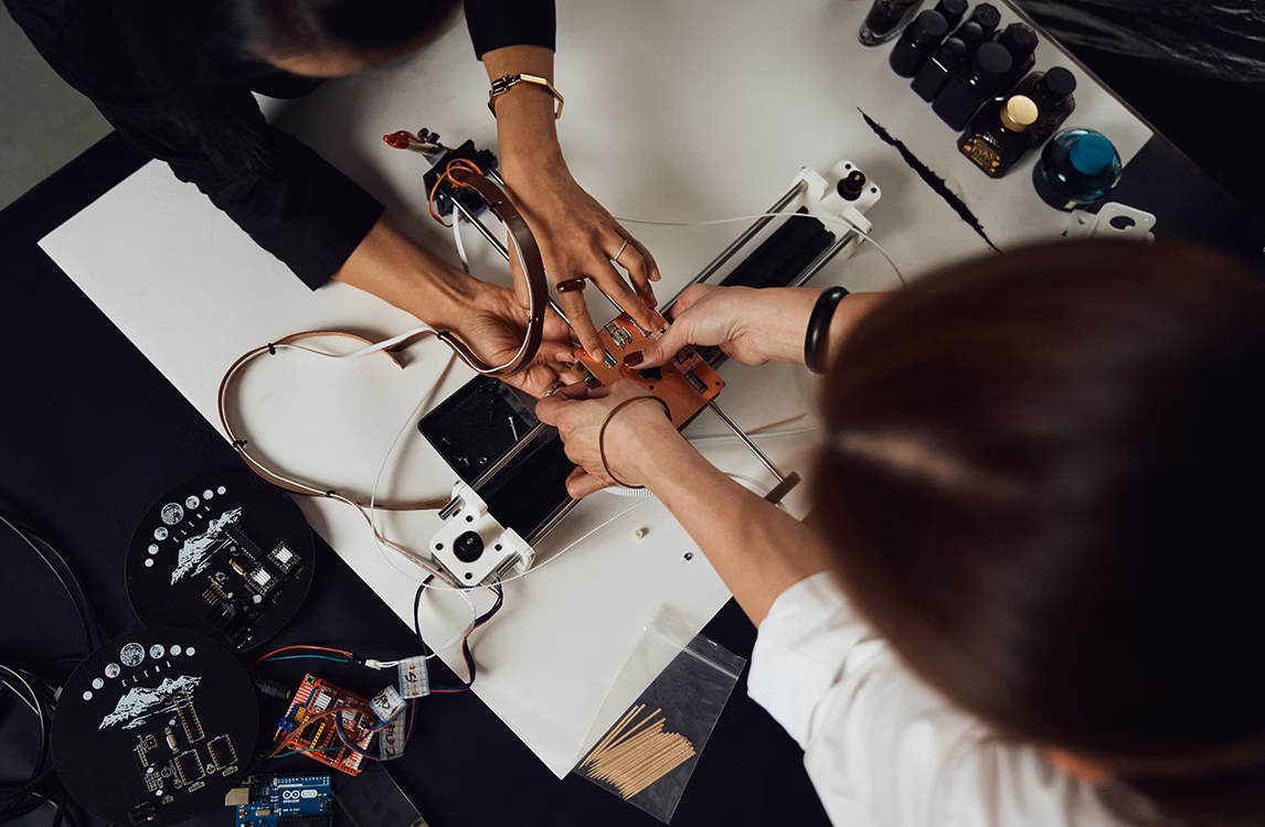 許方華在工作室中創作