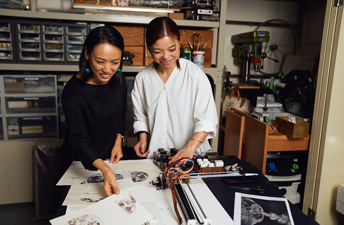 許方華在工作室中創作