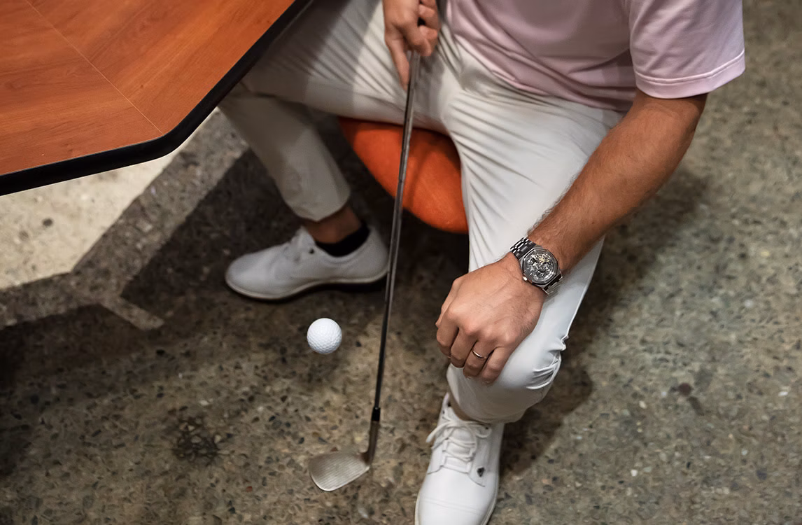 Golfer, der mit seinem Schläger und einem Ball spielt