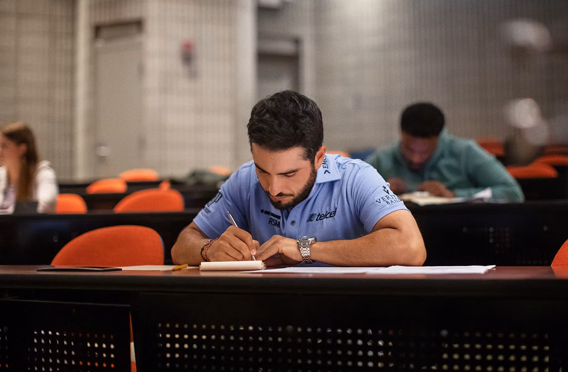 Abraham Ancer macht sich im Kurs Notizen