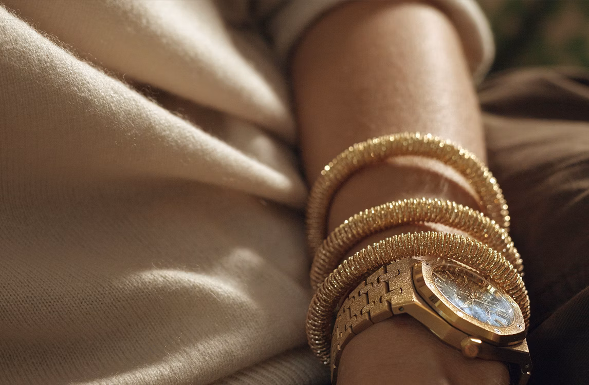 Primo piano dei bracciali K.I.S.S. di Carolina Bucci.