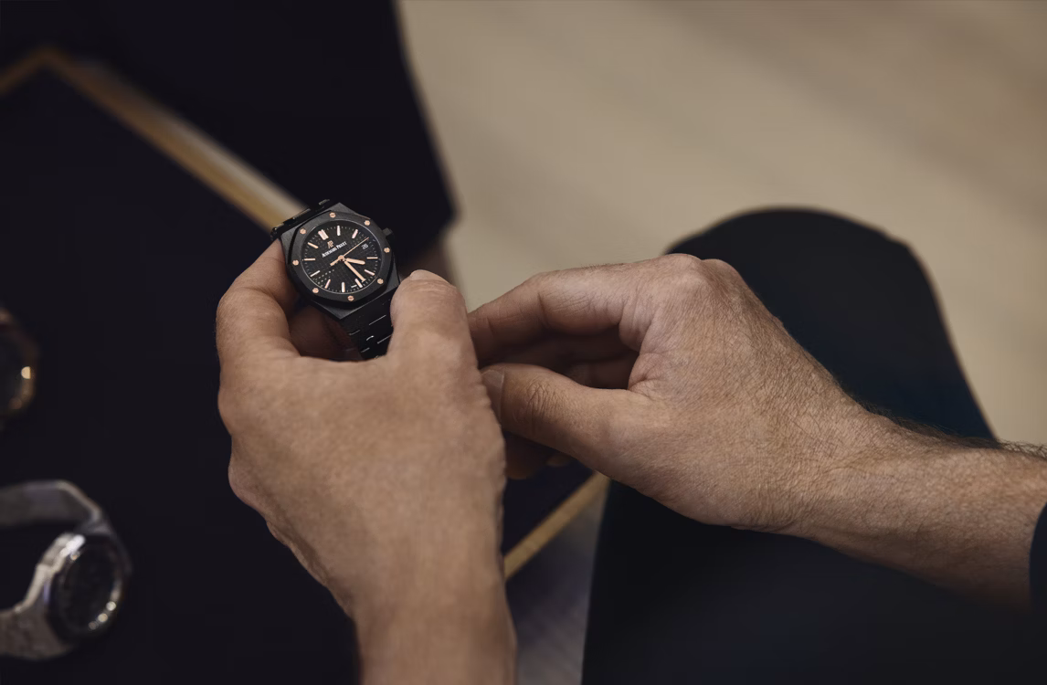 Un orologio Royal Oak nelle mani di un esperto.