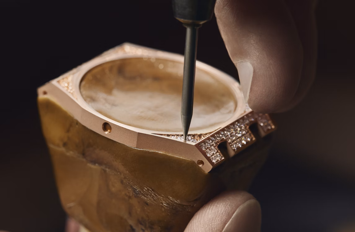 Un orologio Royal Oak Automatico in fase di incastonatura da parte di un orologiaio.