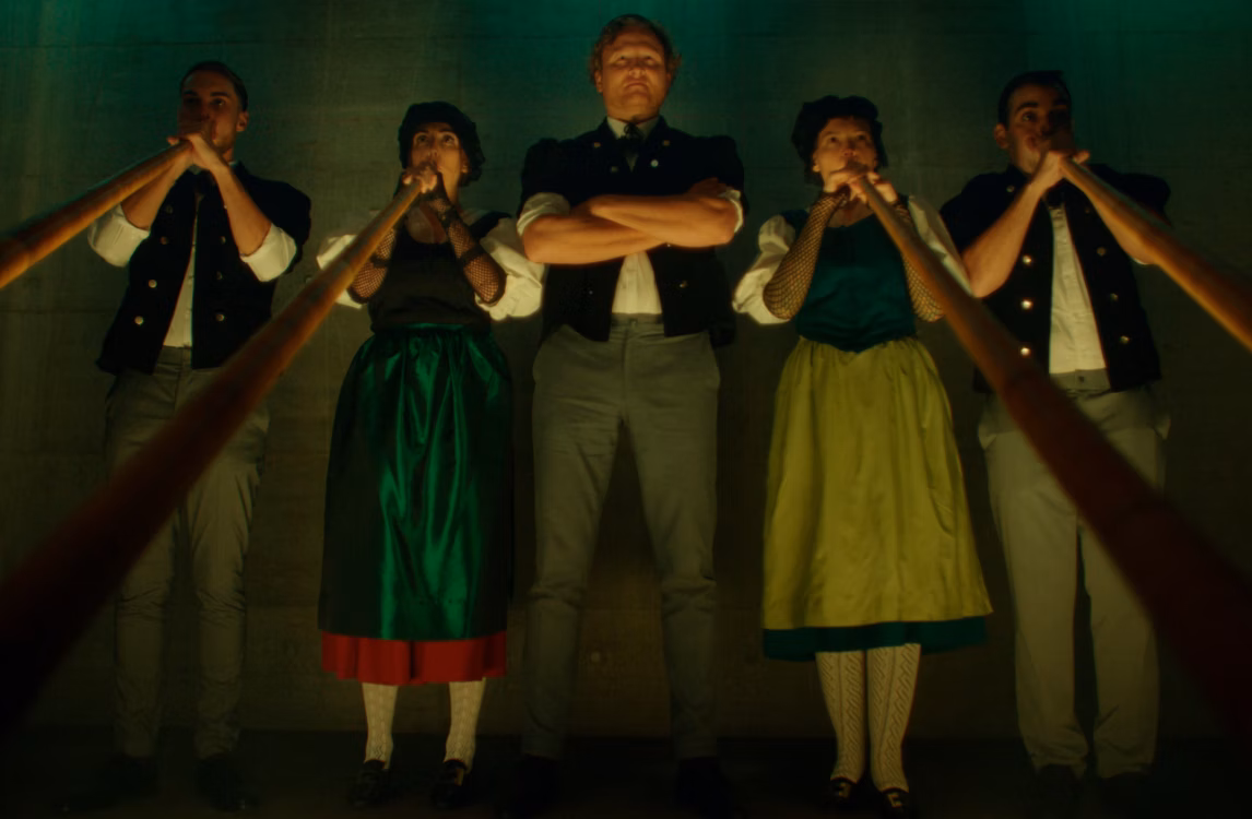 Músicos tocando la trompa de los Alpes.