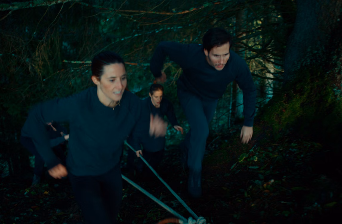 Personas corriendo en el bosque.