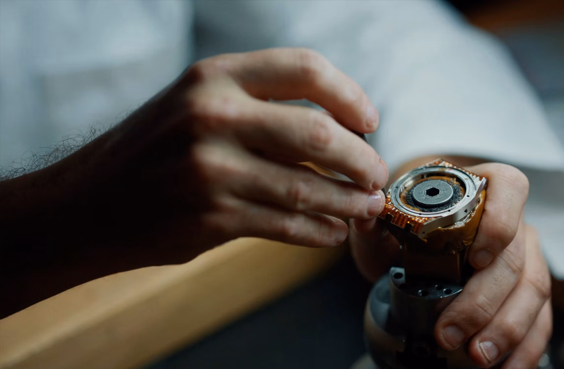 Eine Royal Oak Automatik wird von einem Uhrmacher montiert.