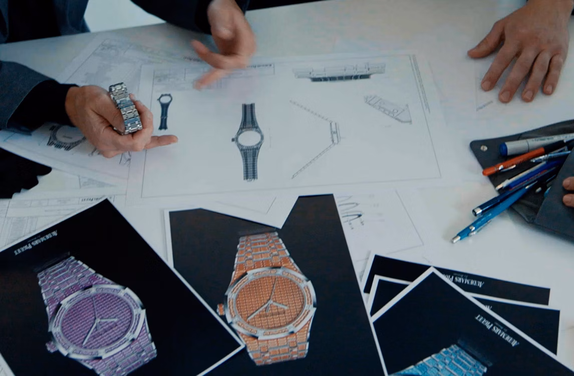 Gedruckte Bilder und Skizzen der Kollektion „Royal Oak Automatik Rainbow“.