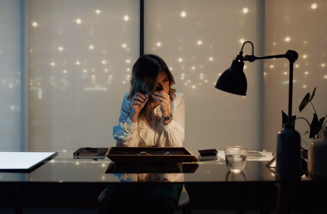 Ein Gemmologe von Audemars Piguet betrachtet einen Stein.