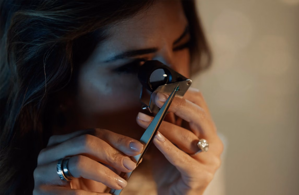 Ein Gemmologe von Audemars Piguet betrachtet einen Stein.