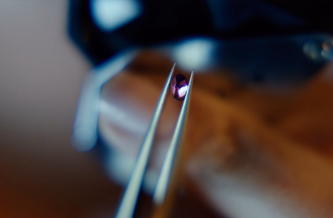 Ein Gemmologe von Audemars Piguet betrachtet einen Stein.