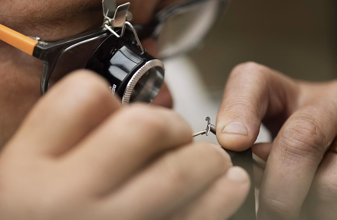 Relojero trabajando en un taller.