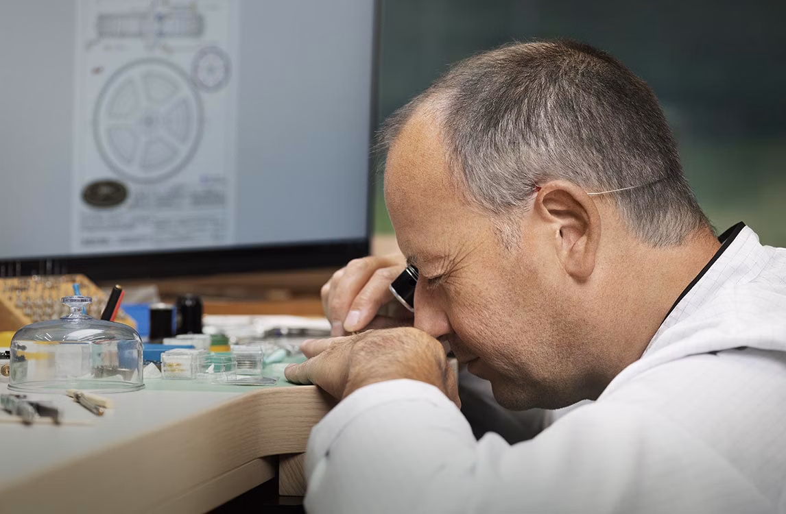 Relojero trabajando en un taller.