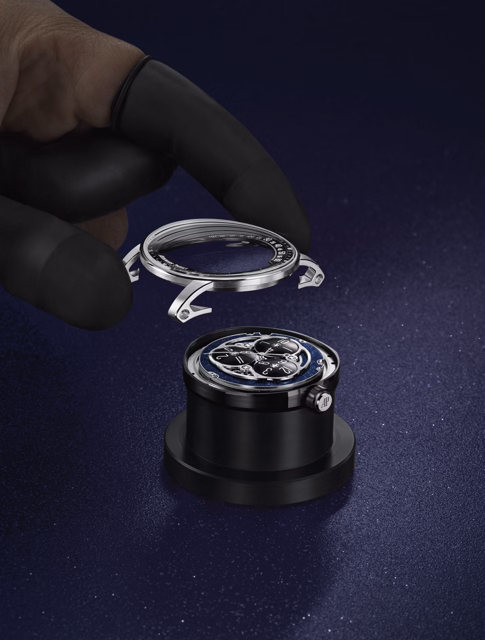 Une montre Code 11.59 by Audemars Piguet Star Wheel assemblée par un horloger.