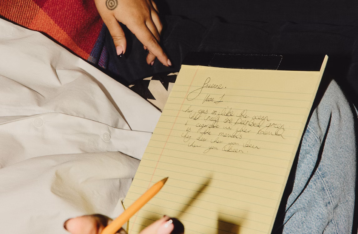 Raye en studio d'enregistrement