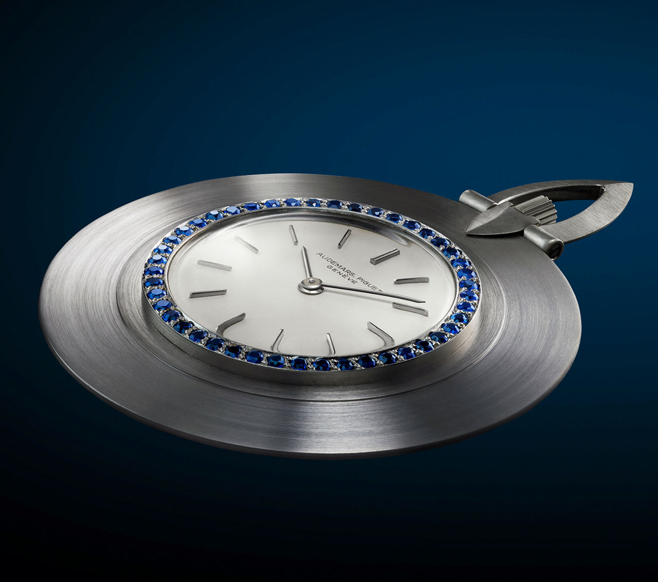 Montre à lunette extra-large en or gris évoquant la forme d’une soucoupe volante