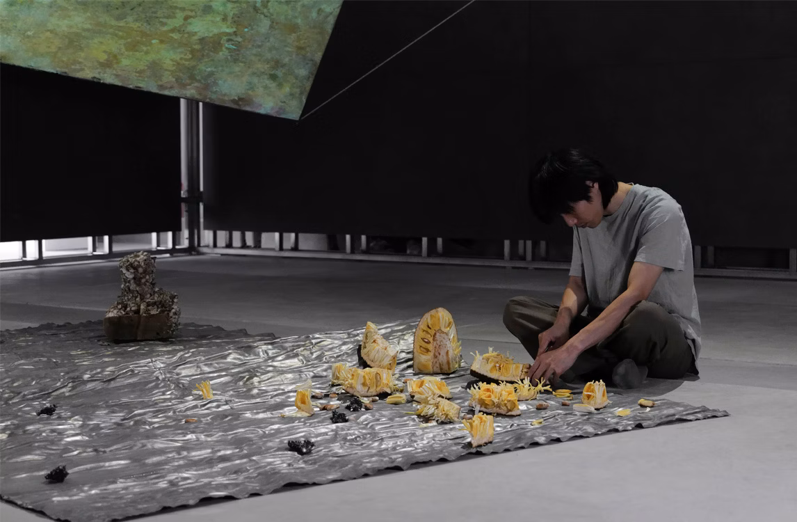 Artista Yu Ji trabajando en su proyecto en un taller.